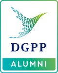 DGPP_Alumni_RGB_V_150px Das Logo der Deutschen Gesellschaft für Positive Psychologie - ein angedeuteter Vogel in verschiedenen Grüntönen - ist auf einem weißen Hintergrund abgebildet. Unter dem Logo steht in dunkelblauen Großbuchstaben DGPP. Darunter in einem Kasten mit türkis-grünem Farbverlauf steht in weißen Großbuchstaben ALUMNI. Das ganze ist mit einem Rahmen mit abgerundeten Ecken ebenfalls in einem türkis-grünen Farbverlauf versehen.