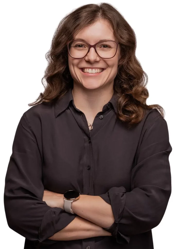 eva-brucksch-portrait-mentoring-fuehrungskraefte Eva Brucksch, Expertin für Positive Leadership und Mentoring für IT-Führungskräfte, blickt lächelnd mit verschränkten Armen in die Kamera.